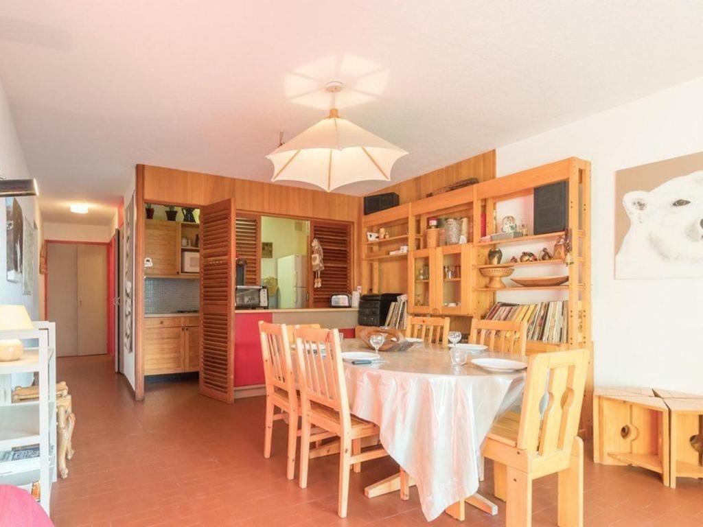 une cuisine et une salle à manger avec une table et des chaises dans l'établissement Appartement familial 3 pièces, 8 couchages, proche des pistes à Serre-Chevalier, balcon sud. - FR-1-330E-122, à Saint-Chaffrey