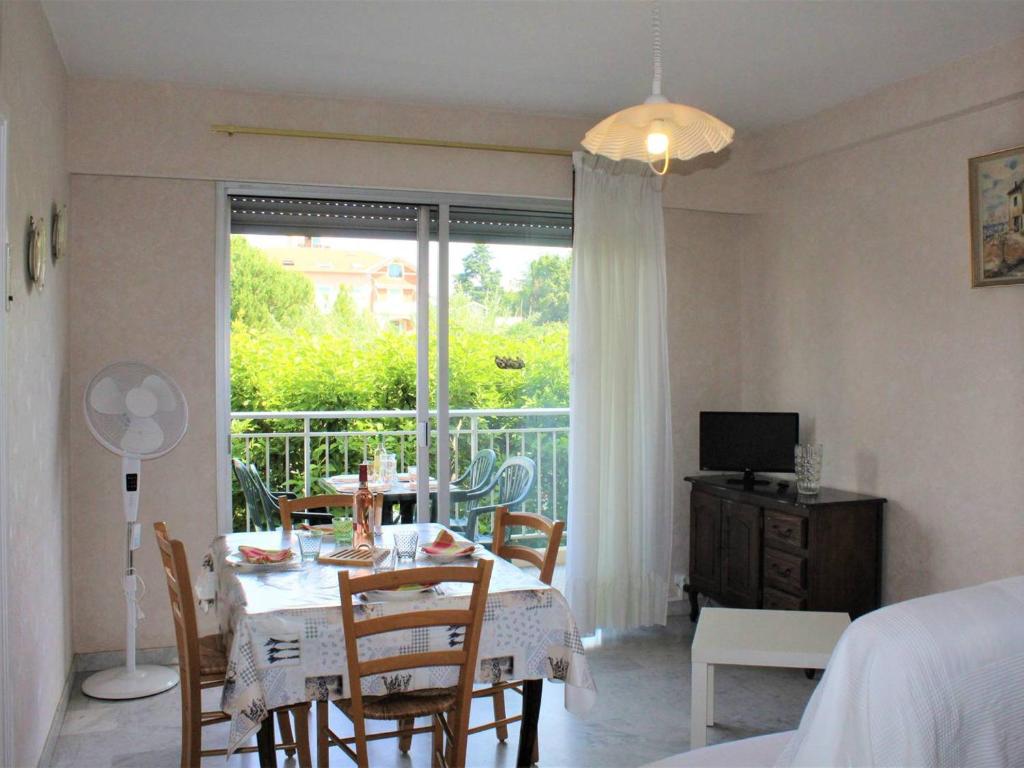 une salle à manger avec une table et des chaises et une fenêtre dans l'établissement Studio Cosy avec Terrasse et Parking, à 30m de la Mer, Cagnes-sur-Mer - FR-1-252A-56, à Cagnes-sur-Mer