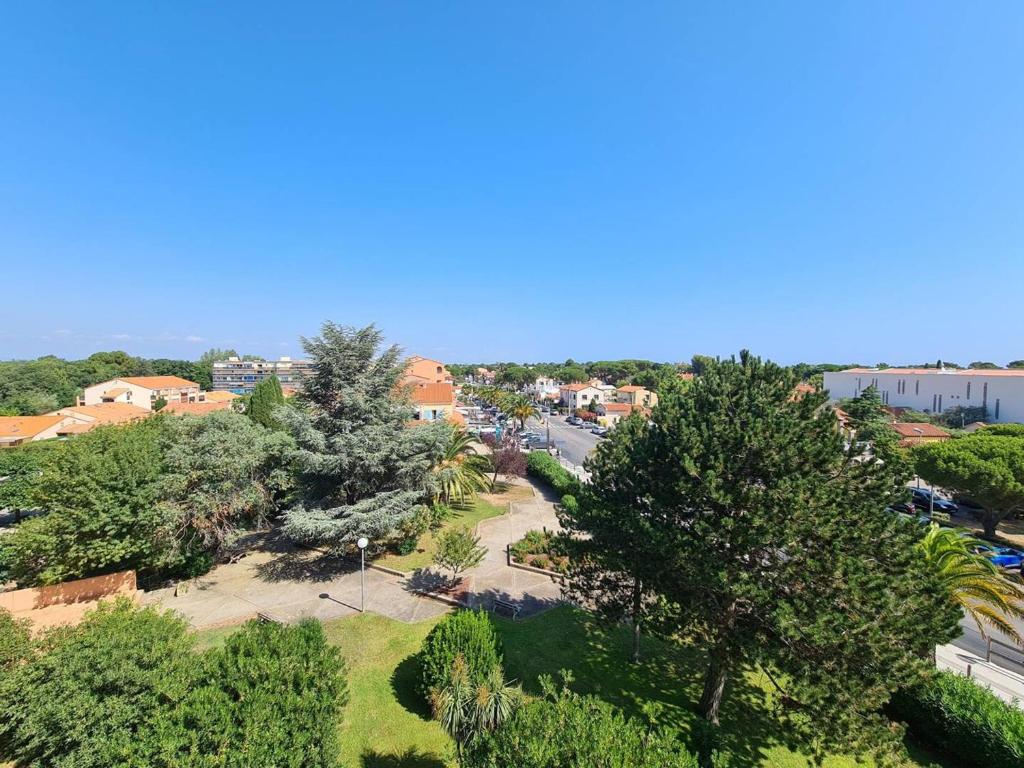 - une vue sur un parc arboré et une rue dans l'établissement Appartement à Argelès-sur-Mer, 200m de la plage, 4 pers., loggia, parking sécurisé - FR-1-388-197, à Argelès-sur-Mer