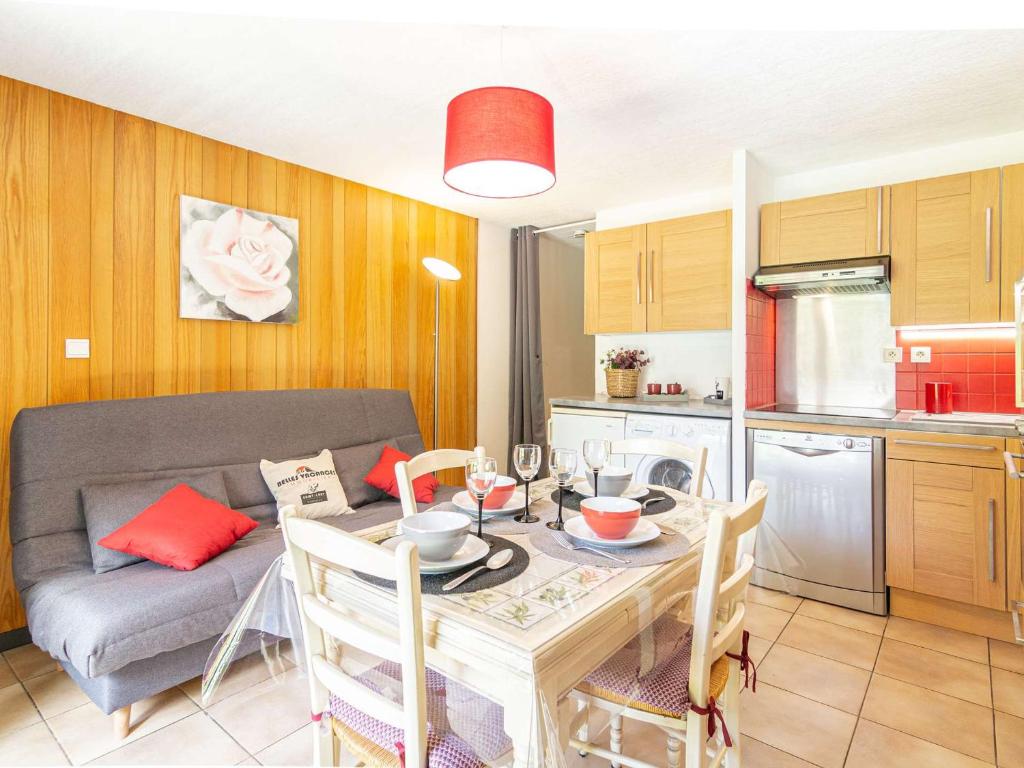 un salon avec une table et un canapé dans l'établissement Appartement T2 plein sud avec jardin, terrasse et parking, proche centre et téléphérique - FR-1-296-353, à Saint-Lary-Soulan