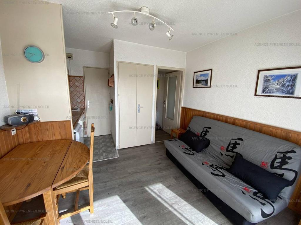 un salon avec un canapé et une table dans l'établissement Studio cabine 4 pers, proche pistes, balcon, ascenseur, centre - FR-1-295-181, aux Angles