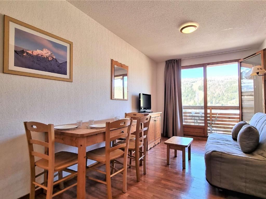 een woonkamer met een eettafel en een bank bij Appartement Le Dévoluy, 2 pièces, 4 personnes - FR-1-525-217 in Le Dévoluy