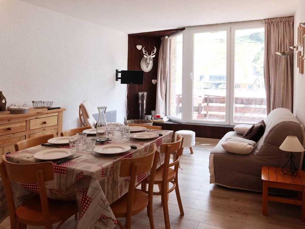 un salon avec une table avec des chaises et un canapé dans l'établissement Appartement rénové 6 pers, balcon et animaux admis - FR-1-322-442, aux Orres