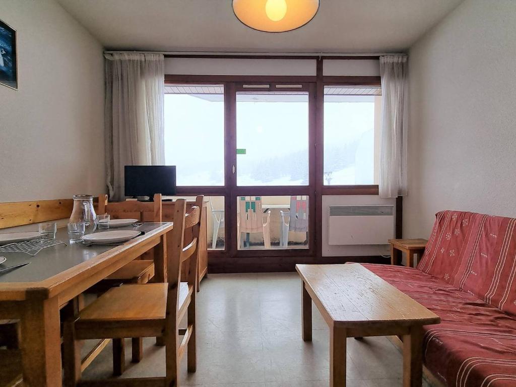 un salon avec une table et un canapé dans l'établissement Appartement cosy 6 pers, balcon exposé, proche pistes et commerces, parking, navette, Wifi gratuit - FR-1-525-218, à Saint-Étienne-en-Dévoluy