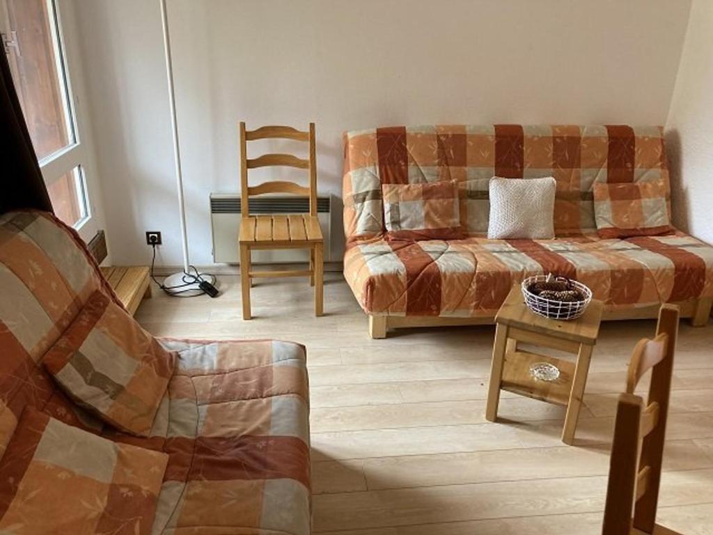 un salon avec un canapé et une chaise dans l'établissement Studio 25m² 4 pers, balcon, pied des pistes, commerces à proximité - Orcières-Merlette - FR-1-262-173, à Orcières