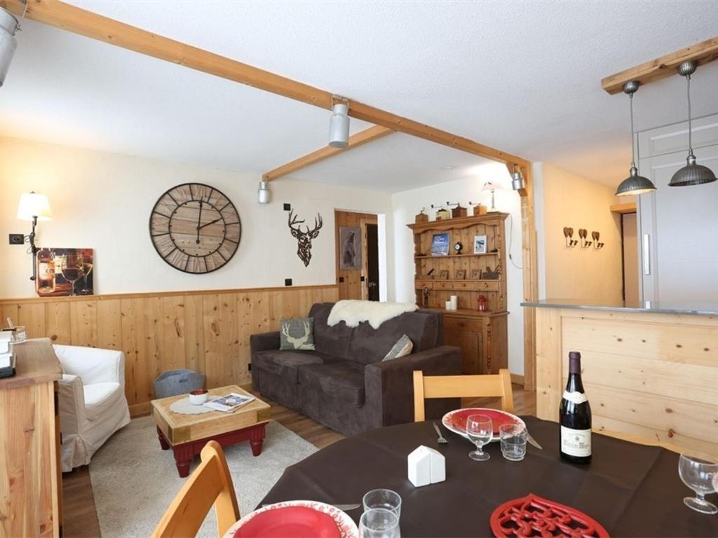 ein Wohnzimmer mit einem Sofa und einem Tisch in der Unterkunft Appartement Val Thorens, 3 pièces, 5 personnes - FR-1-637-3 in Val Thorens