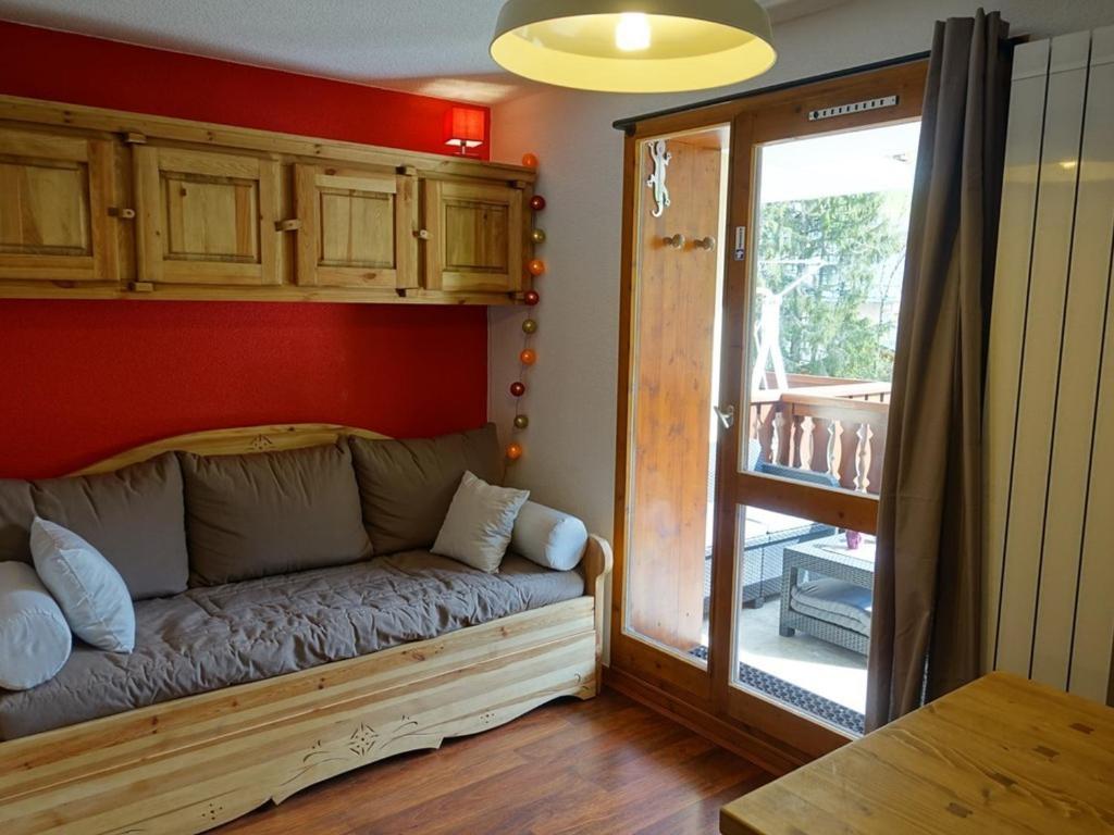 un salon avec un canapé et une porte coulissante en verre dans l'établissement Appartement refait à neuf avec piscine, près des pistes, pour 4 personnes - FR-1-342-257, à Beaufort