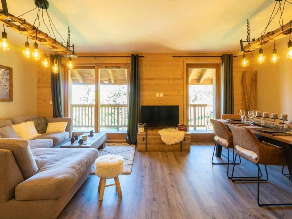 ein Wohnzimmer mit Couch und ein Esszimmer in der Unterkunft Duplex 4P à La Charmette, 3 Ch, 8 Pers, Balcon, Parking - FR-1-291-869 in Valmorel