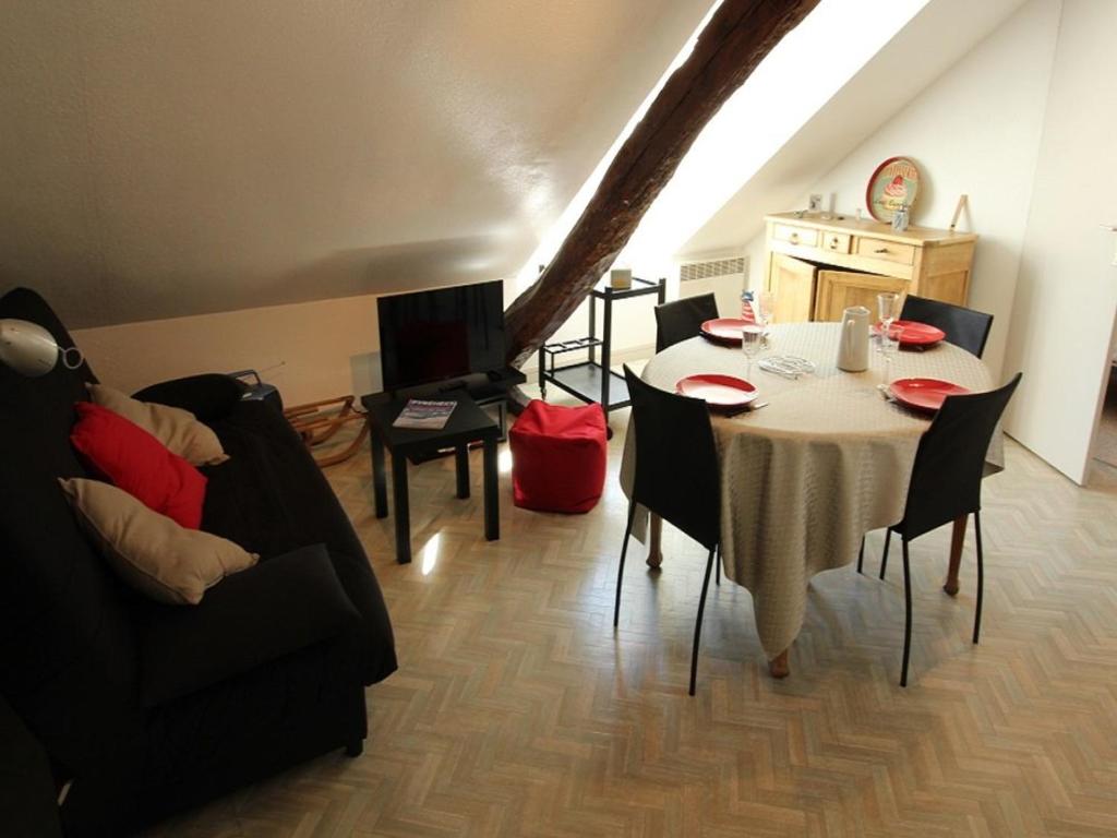 un salon avec une table et des chaises et une cuisine dans l'établissement Luchon : T3 cosy pour 4 pers, au pied du télécabine, parking privé - FR-1-313-204, à Luchon