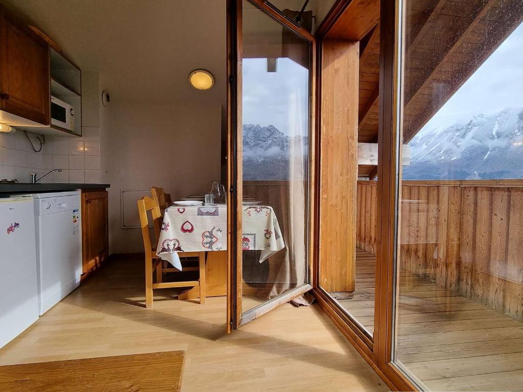 - une cuisine avec une table et une vue sur la montagne dans l'établissement Appartement cabine 2 pièces - 6 pers - Près des pistes - FR-1-525-225, à Saint-Étienne-en-Dévoluy