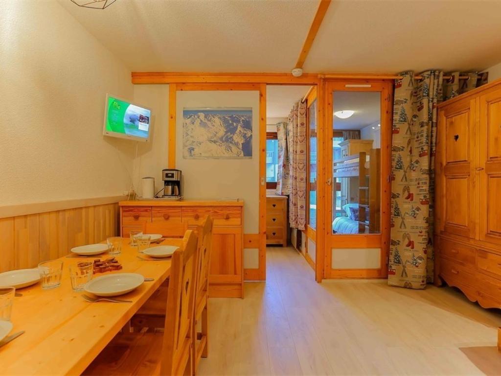 a dining room with a wooden table and chairs at Appartement ski aux pieds, Val Thorens - 6 pers, 1er étage, 31m², proche commerces et ESF - FR-1-637-24 in Val Thorens