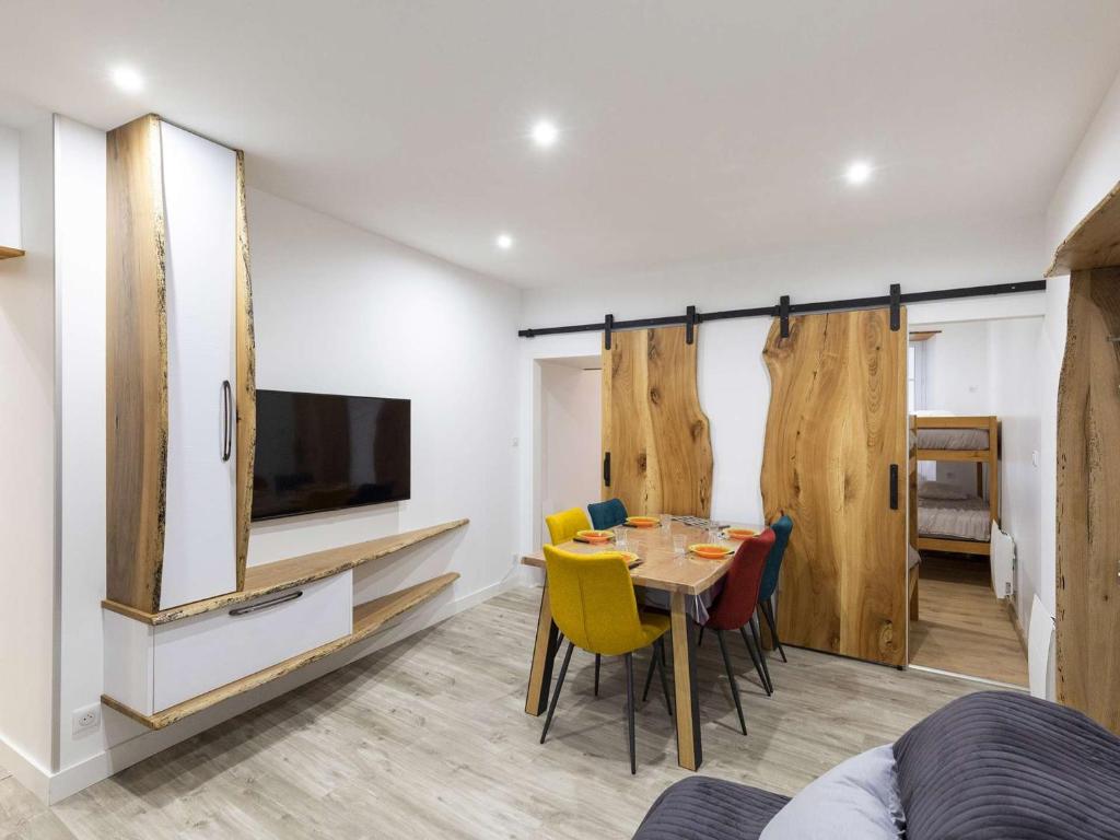 une salle à manger avec une table et des chaises jaunes dans l'établissement Appartement central 4-6 pers, RDC, bien équipé, proche télécabine et commodités. - FR-1-401-230, à Cauterets