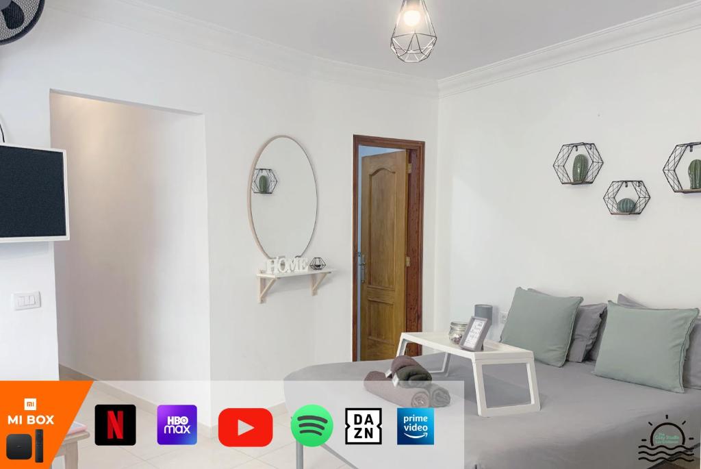 TV a/nebo společenská místnost v ubytování The Cozy Studio Los Cristianos