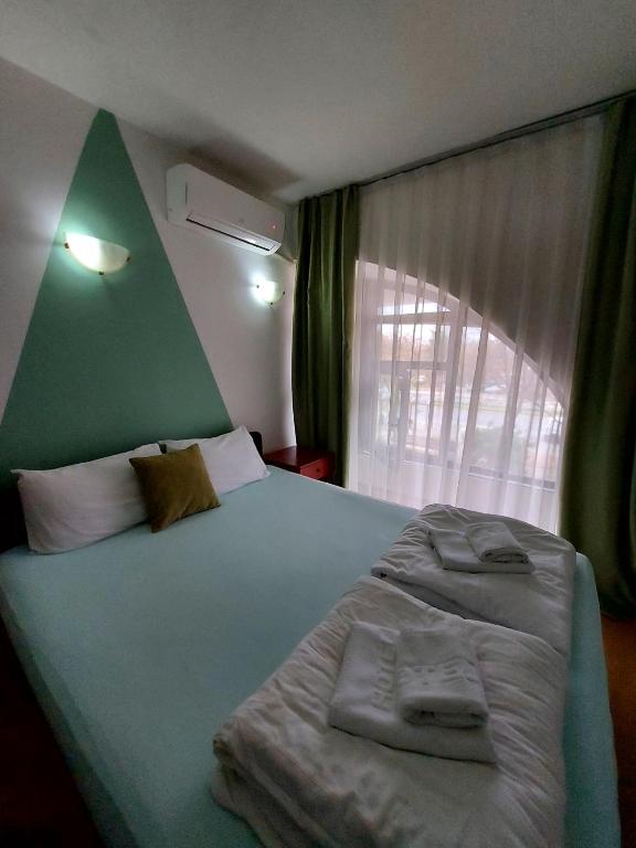 Postel nebo postele na pokoji v ubytování The Bulevard Hotel