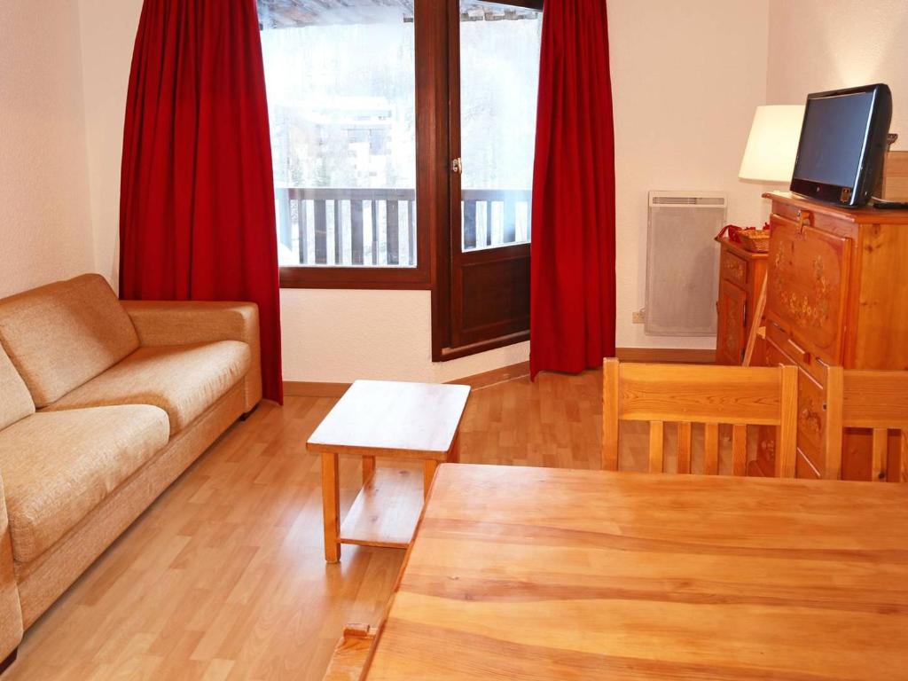 a living room with a couch and red curtains at Appartement Les Orres, 1 pièce, 5 personnes - FR-1-322-466 in Les Orres