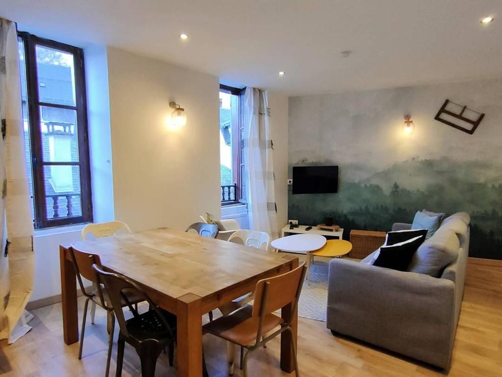 un salon avec une table en bois et un canapé dans l'établissement Beau duplex rénové centre Cauterets, 6-8 pers, proche télécabines/thermes, WiFi - FR-1-234-274, à Cauterets