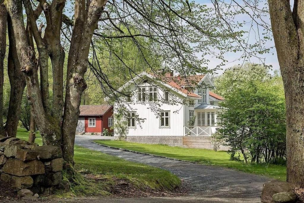 Stort sekelskifteshus med 6 sovrum pool, bastu & utekök - Housity