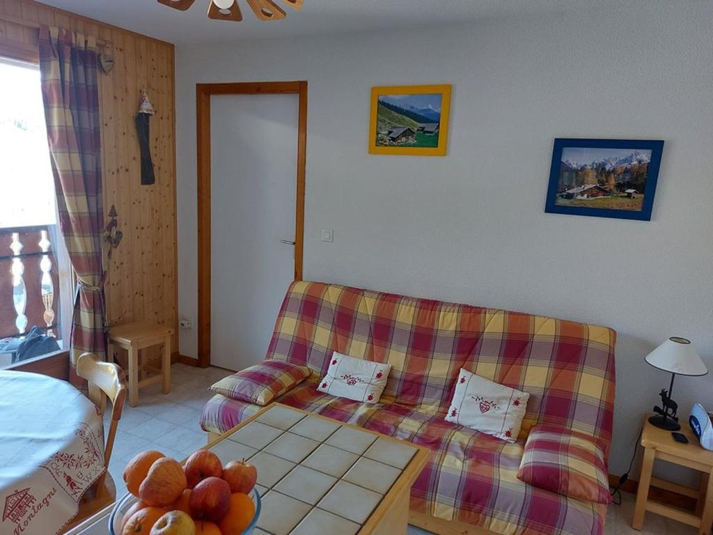 un salon avec un canapé et une table dans l'établissement Appartement 2 Pièces - Pied des Pistes avec Balcon et Parking - FR-1-573-60, à Saint-Jean-dʼAulps