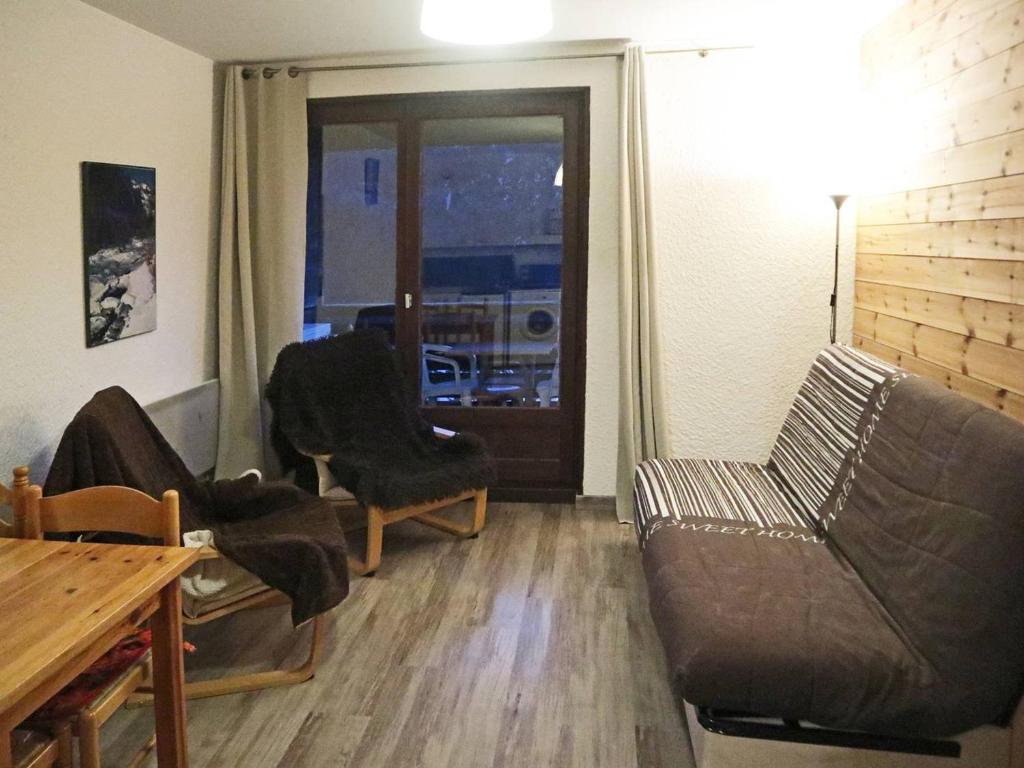 un salon avec un canapé, des chaises et une table dans l'établissement Studio 4 pers, balcon, pistes, commerces, animaux admis - FR-1-322-471, aux Orres