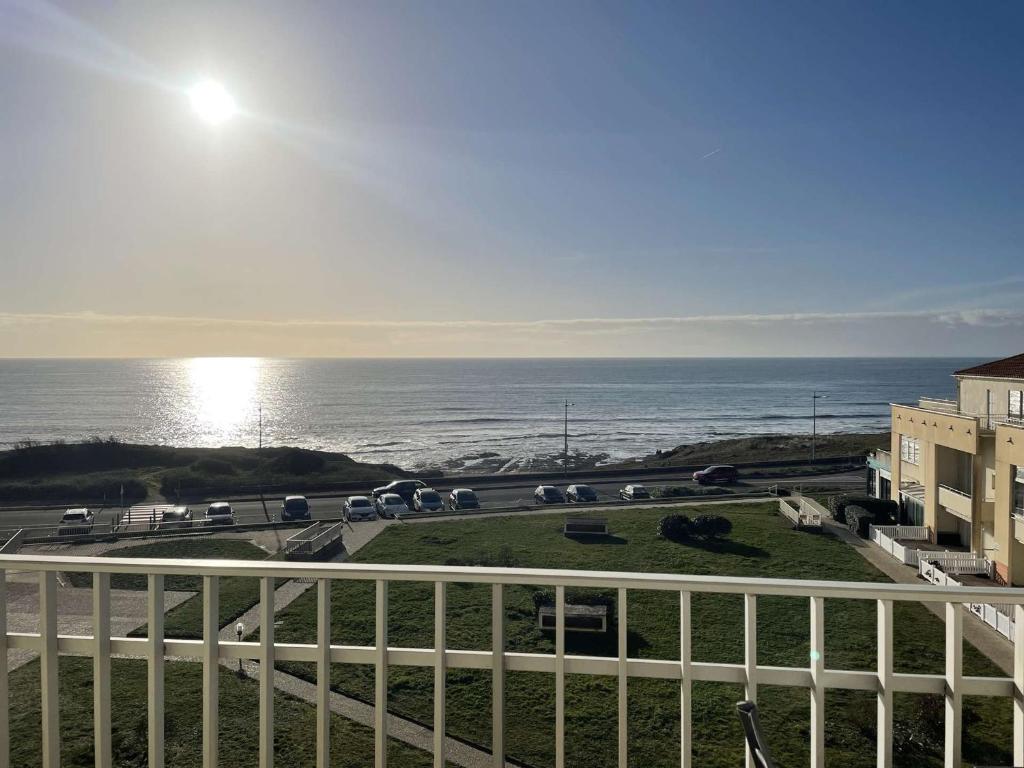- un balcon offrant une vue sur l'océan dans l'établissement Appartement confortable 2 pièces avec balcon et parking, proche plage - FR-1-224-784, à Saint-Hilaire-de-Riez