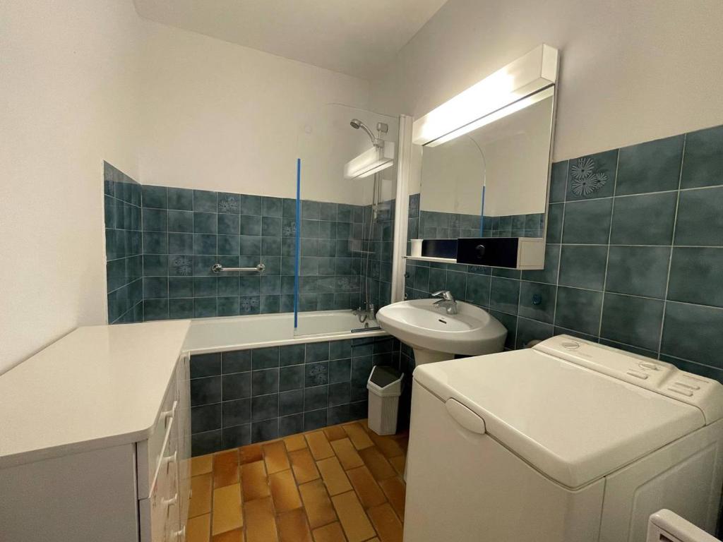 a bathroom with a sink and a washing machine at Appartement Briançon, 3 pièces, 6 personnes - FR-1-330C-124 in Briançon