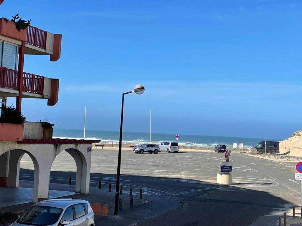 - un parking à côté de la plage avec des voitures dans l'établissement Appart 3 Chambres, 6 Pers, Terrasse, Parking, Plage à proximité - FR-1-379-142, à Vieux-Boucau-les-Bains