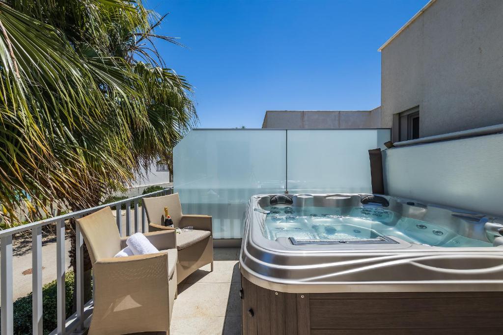 een hot tub bovenop een balkon bij ELLE Design Villa by OCvillas in Albufeira