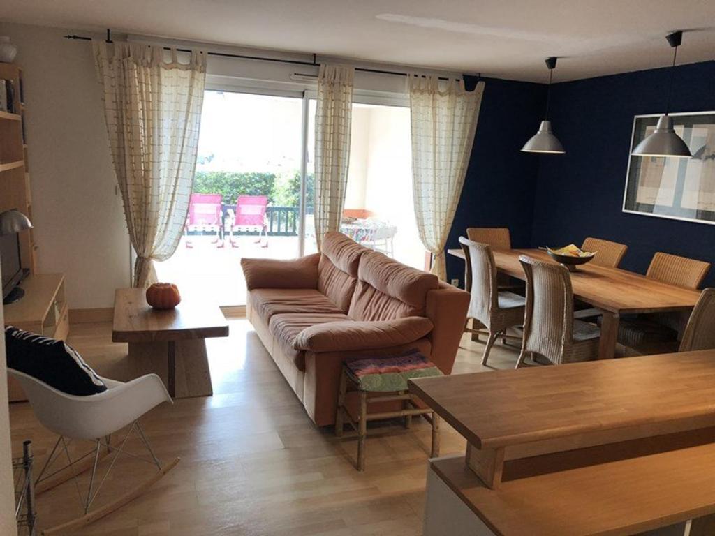 un salon avec un canapé et une table dans l'établissement Appartement T3 - Face à l'océan - Idéal famille - Terrasse - Vieux-Boucau-les-Bains - FR-1-379-88, à Vieux-Boucau-les-Bains