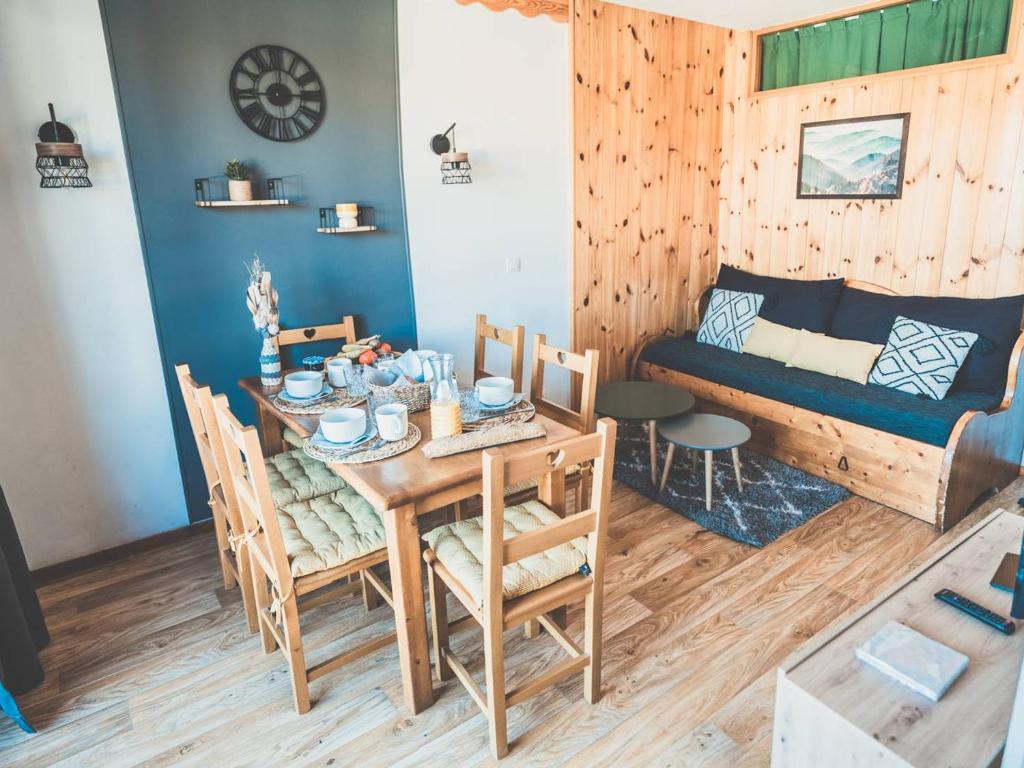 une salle à manger avec une table et un lit dans l'établissement Appartement cosy 6 pers avec piscine, sauna et accès direct aux pistes - Les Orres 1800 - FR-1-322-329, aux Orres