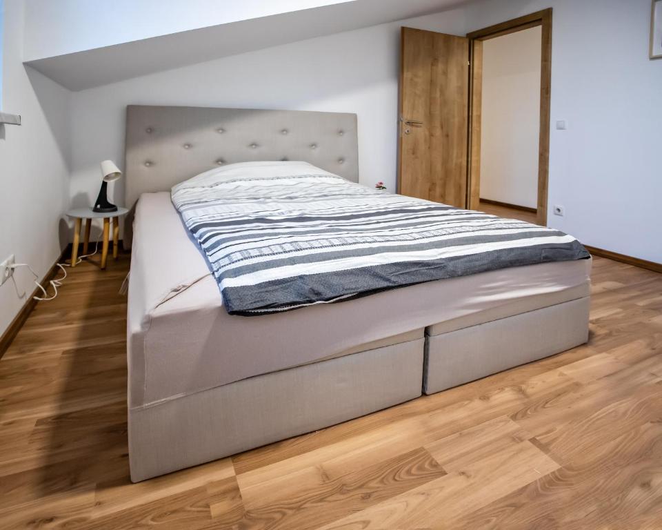 Postel nebo postele na pokoji v ubytování CozyHome - Spacious and Modern Apartment close to Vienna