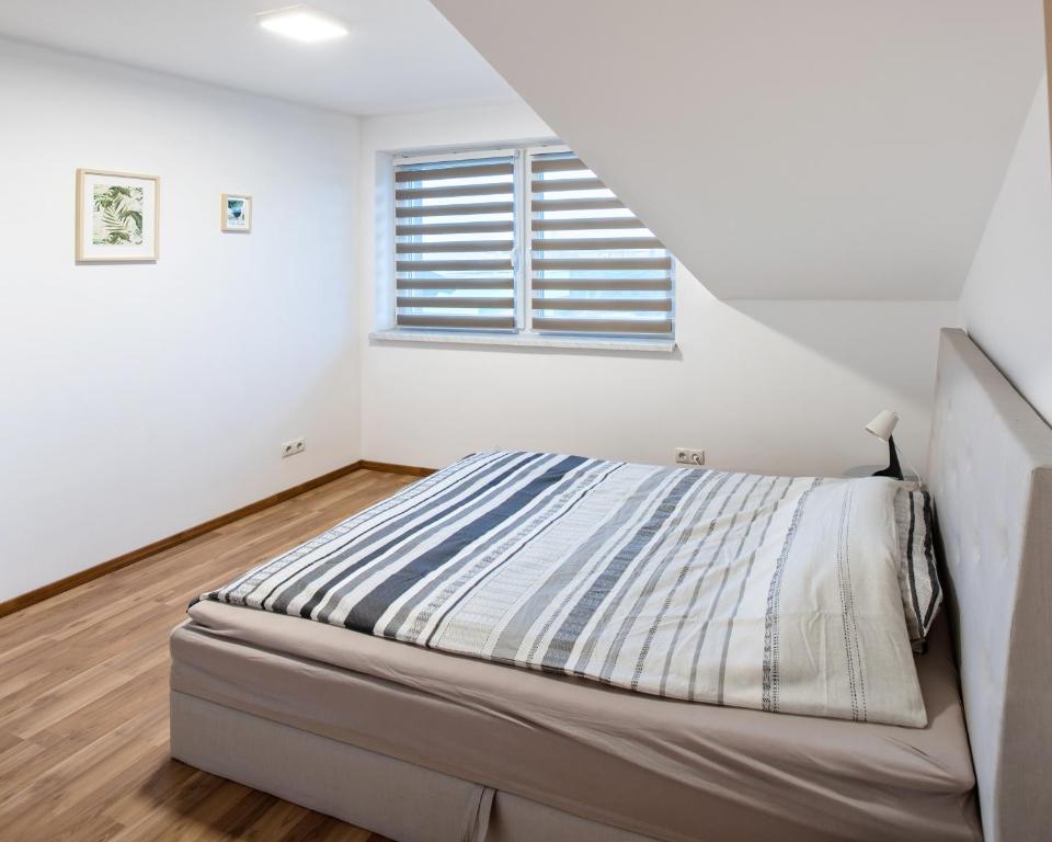 Postel nebo postele na pokoji v ubytování CozyHome - Spacious and Modern Apartment close to Vienna