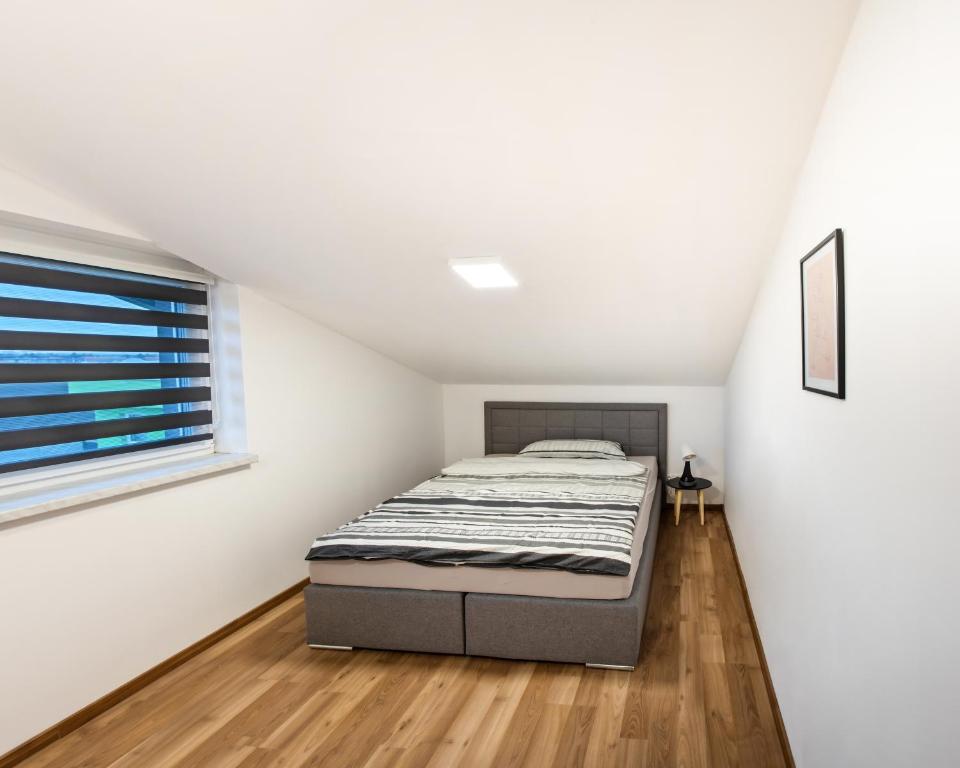 Postel nebo postele na pokoji v ubytování CozyHome - Spacious and Modern Apartment close to Vienna