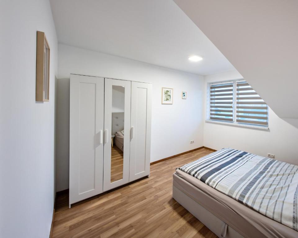 Postel nebo postele na pokoji v ubytování CozyHome - Spacious and Modern Apartment close to Vienna