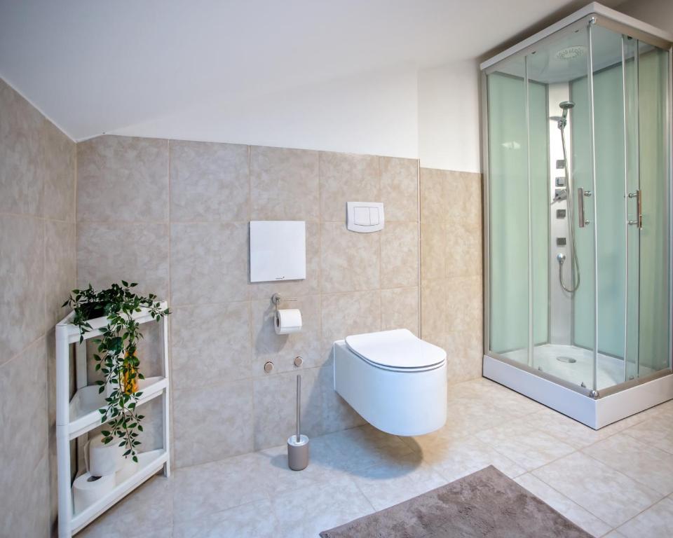 Koupelna v ubytování CozyHome - Spacious and Modern Apartment close to Vienna