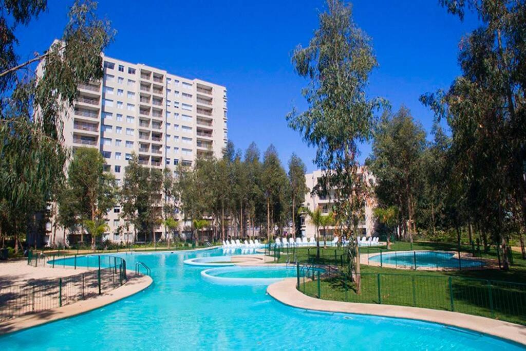 uma piscina com água azul num parque em Depto Costa Algarrobo Norte em Yeco