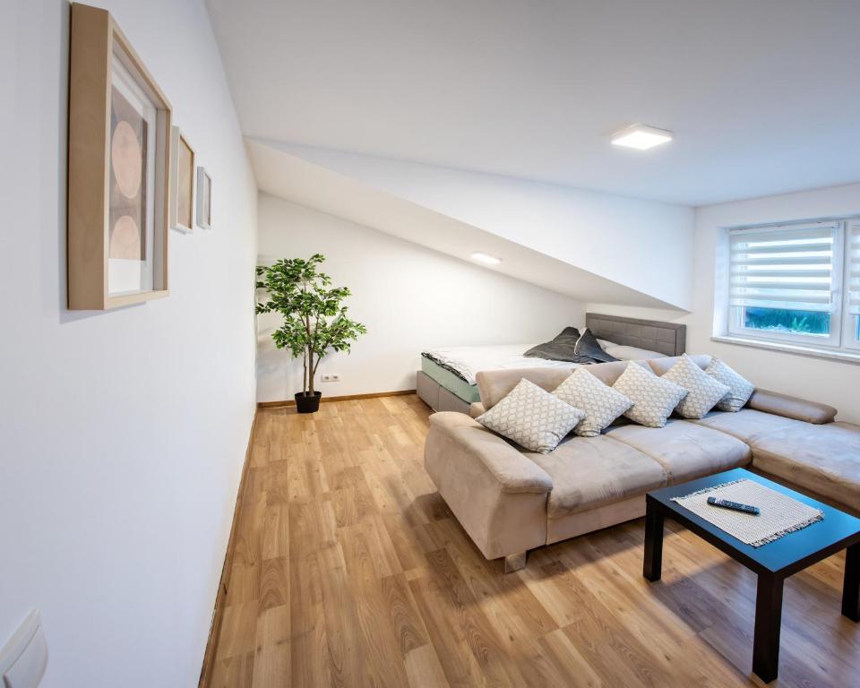 Posezení v ubytování CozyHome - Spacious and Modern Apartment close to Vienna