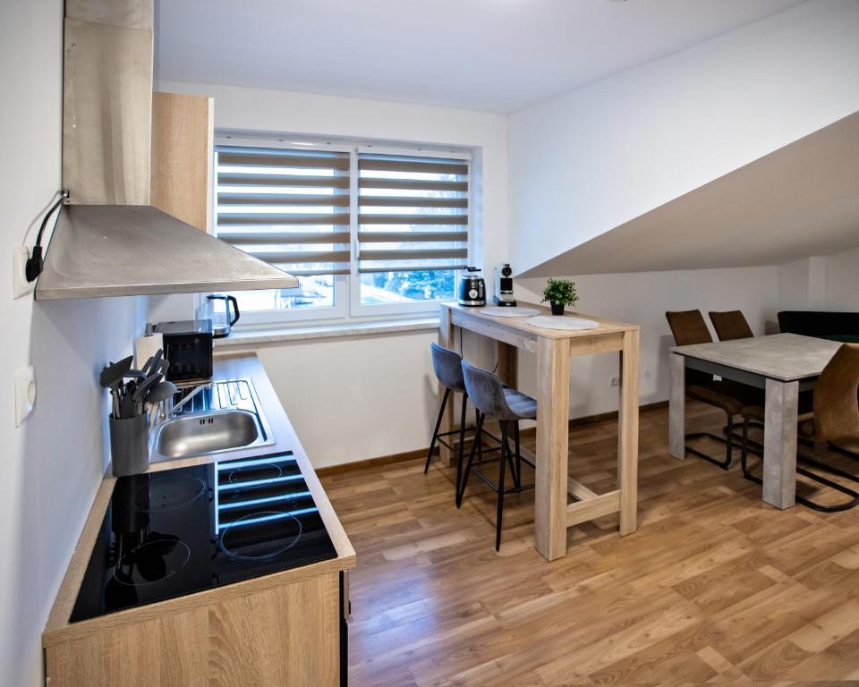 Kuchyň nebo kuchyňský kout v ubytování CozyHome - Spacious and Modern Apartment close to Vienna