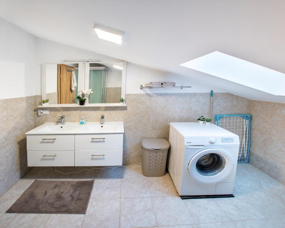 Koupelna v ubytování CozyHome - Spacious and Modern Apartment close to Vienna