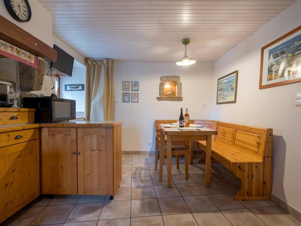 cocina y comedor con mesa y sillas en Villa Crac'h, 3 pièces, 4 personnes - FR-1-477-42, en Crach