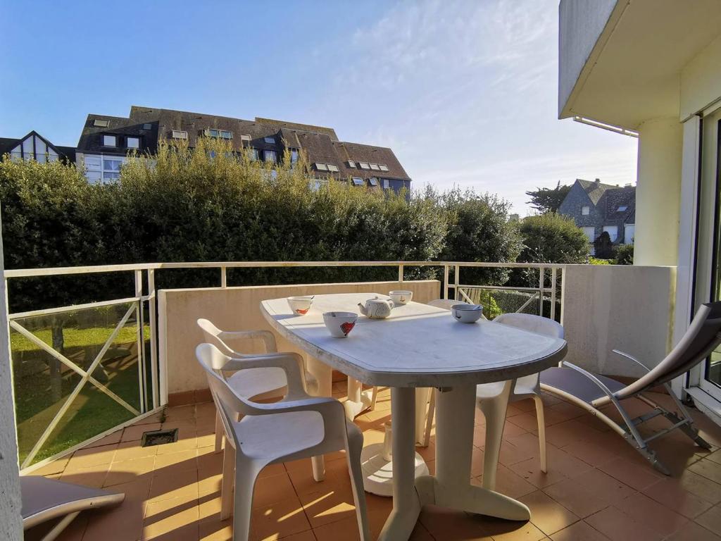 een witte tafel en stoelen op een balkon bij Appartement Carnac, 3 pièces, 4 personnes - FR-1-477-133 in Carnac