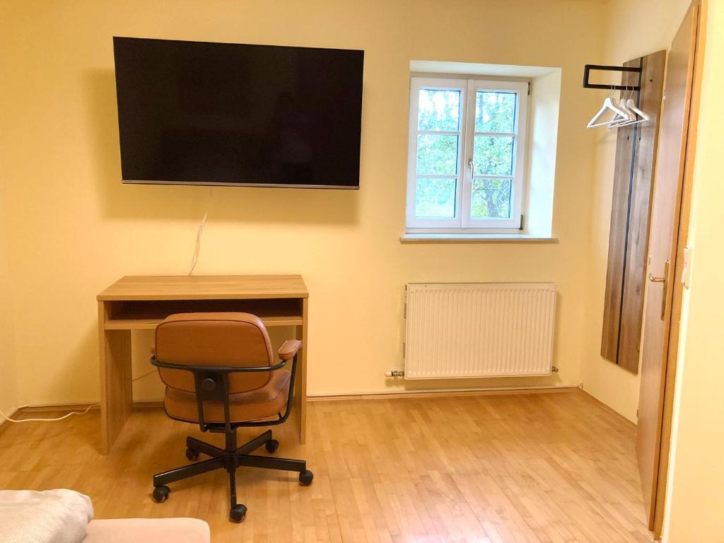 Televízia a/alebo spoločenská miestnosť v ubytovaní Hoellerhof
