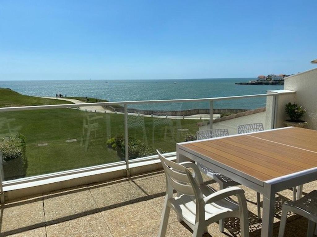 balcón con mesa, sillas y vistas al océano en Appartement Royan, 2 pièces, 4 personnes - FR-1-494-33, en Royan