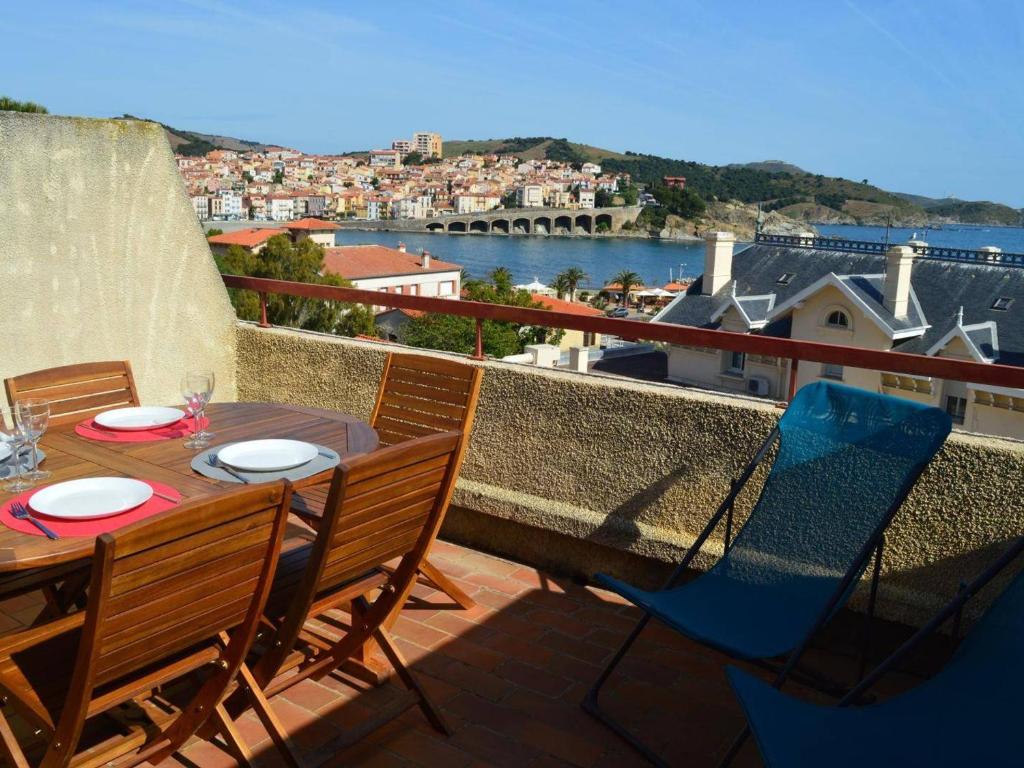 une table et des chaises sur un balcon avec vue dans l'établissement Banyuls : Studio cabine, terrasse, proche plage - FR-1-225C-30, à Banyuls-sur-Mer