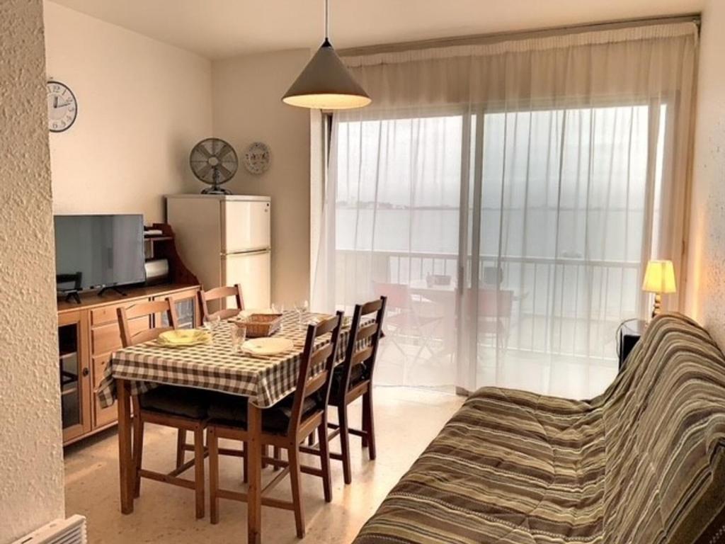 une cuisine et une salle à manger avec une table et des chaises dans l'établissement T2 Cosy avec Balcon, Clim, Animaux Acceptés - FR-1-503-32, à Balaruc-les-Bains