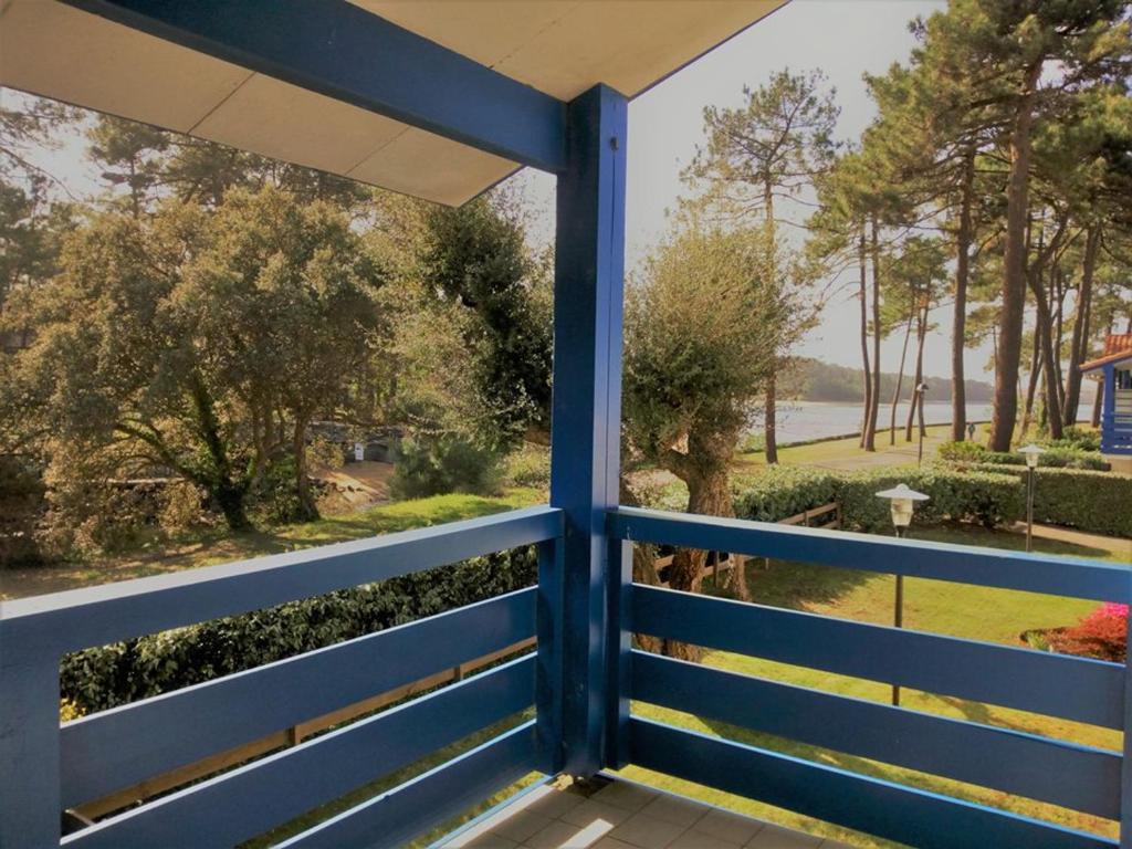 una vista desde el porche de una casa con una valla azul en T2 Mezzanine 4 Pers. Piscine Parking Soustons - FR-1-379-110, en Soustons