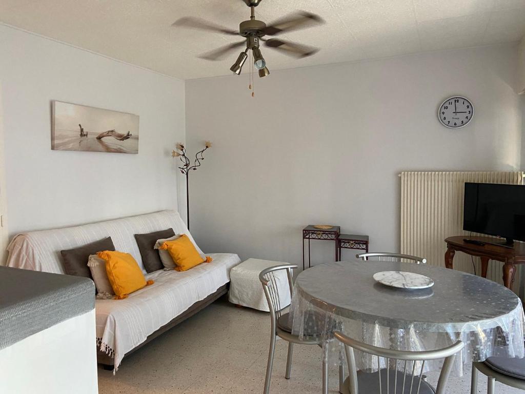 un salon avec un canapé et une table dans l'établissement Bel appartement lumineux avec balcon, proche des Thermes et commerces, animaux admis - FR-1-503-62, à Balaruc-les-Bains
