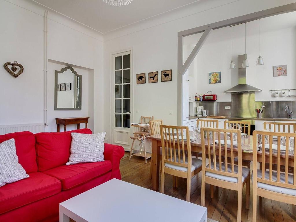 een woonkamer met een rode bank en een keuken bij Appartement Cauterets, 6 pièces, 11 personnes - FR-1-401-154 in Cauterets