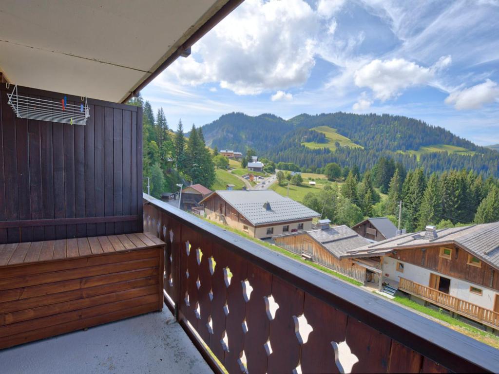 un balcon avec vue sur une montagne dans l'établissement Studio cabine cosy à 1450m avec vue et balcon, proche téléski - FR-1-505-19, à Notre-Dame-de-Bellecombe