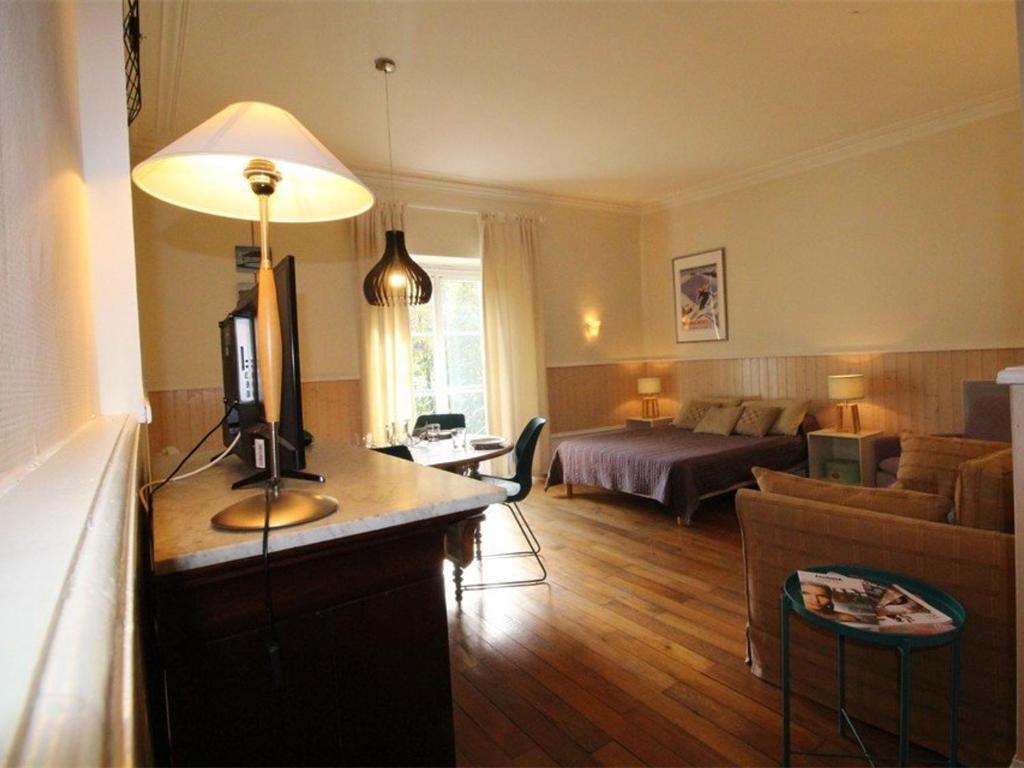 un salon avec un canapé et une chambre avec un lit dans l'établissement Studio Bagnères-de-Luchon, 1 pièce, 3 personnes - FR-1-313-163, à Luchon