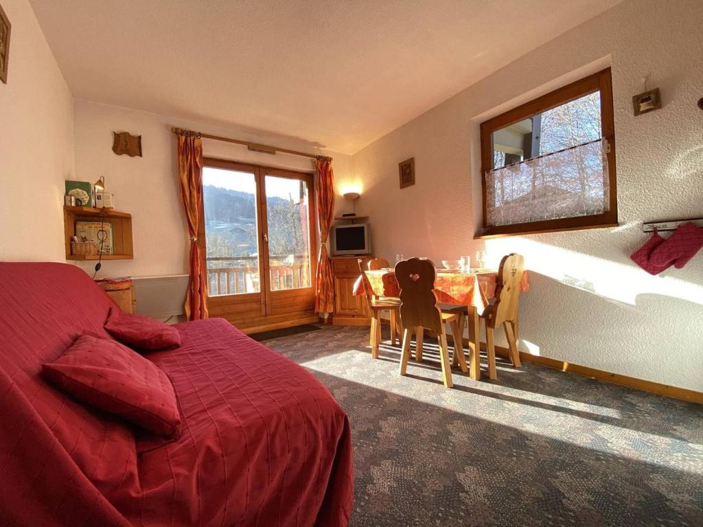 een slaapkamer met een bed en een tafel en een eetkamer bij Appartement Praz-sur-Arly, 1 pièce, 4 personnes - FR-1-603-31 in Praz-sur-Arly